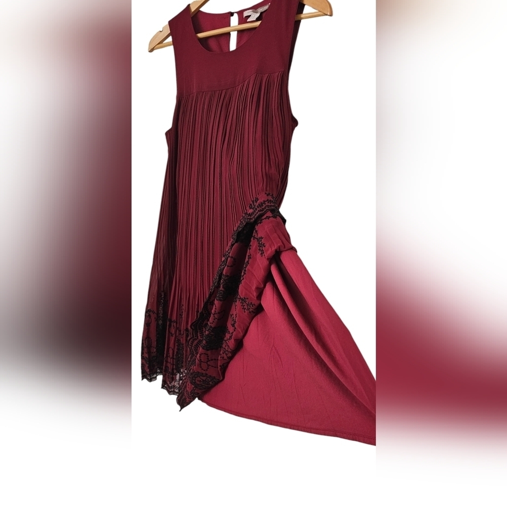 Forwver 21 - Chic Pleated Burgundy Sleeveless Dress Black Embroidered Lace Trim‍ - Picture 4 of 10